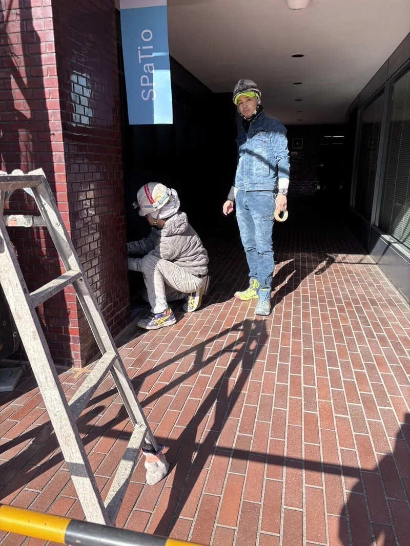 共用廊下で作業を進める職人