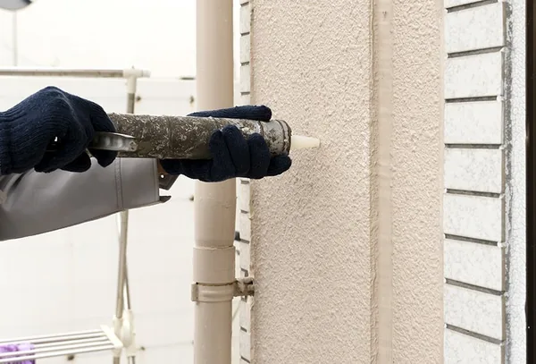 刷毛で上塗りを行う作業