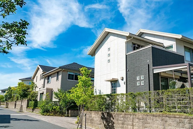 塗り替えを終えた戸建て住宅の外観