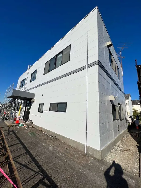 川崎市の工場。白を基調に塗り替えた外壁