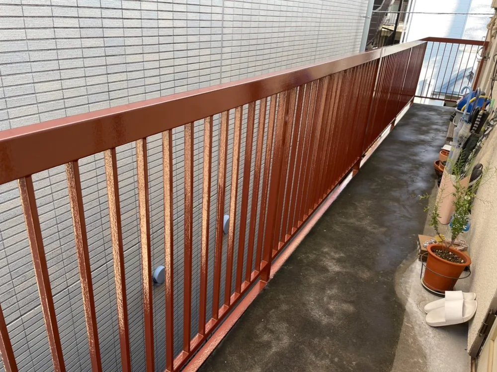 塗り替えを終えた手すりと共用廊下
