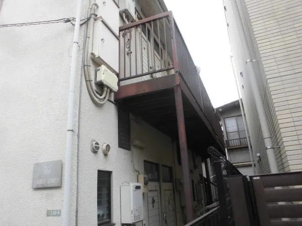 世田谷区のアパート外観。塗り替えた外部階段の手すり