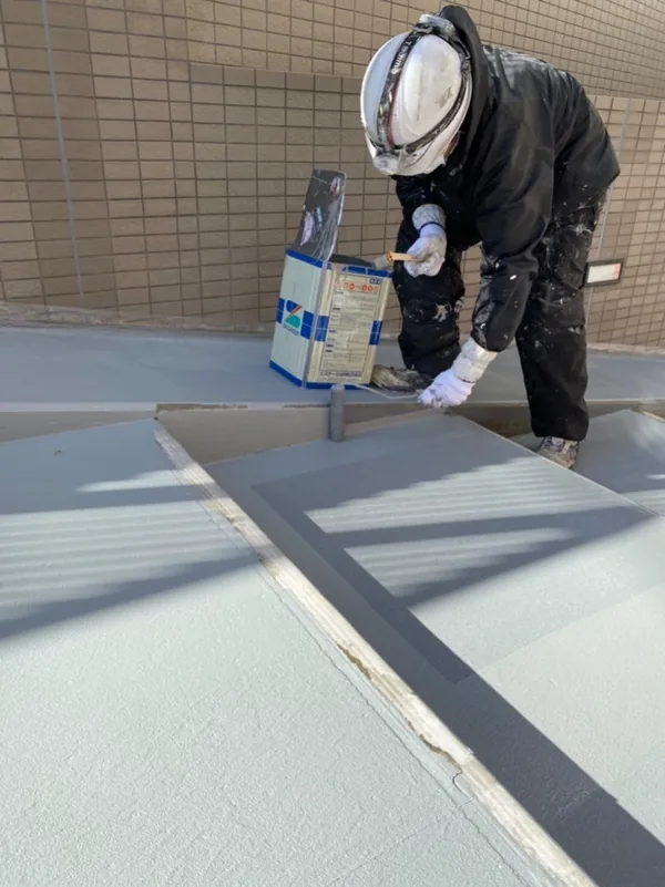 塗料を用意してスロープに向かう職人