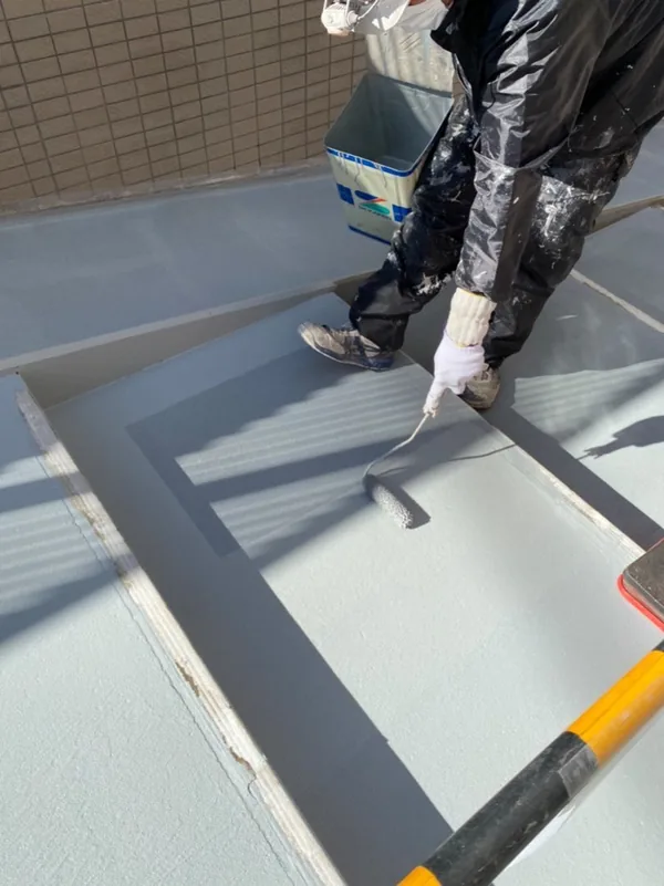 スロープ床の塗り込み作業