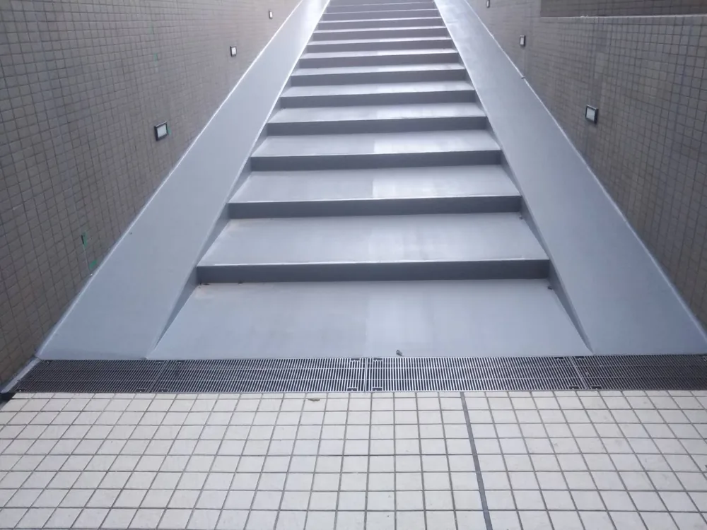 塗装を終えたスロープと階段