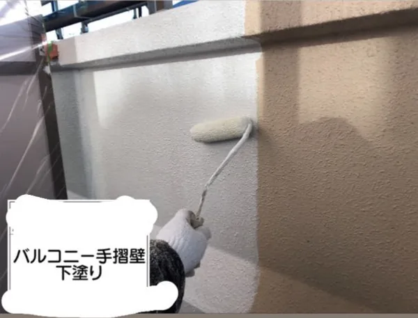 バルコニー手摺壁の下塗り