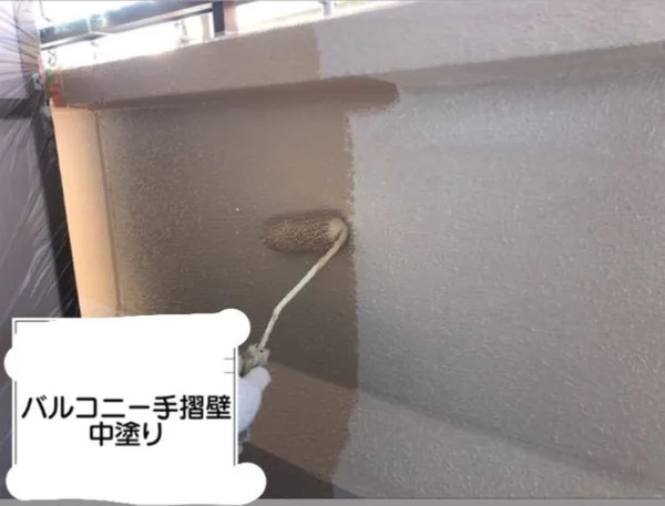 バルコニー手摺壁の中塗り