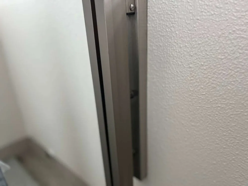 塗装を終えたサッシまわりの取り合い